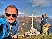 47 Alla croce di vetta del Pizzo Badile (2044 m) vista spettacolare